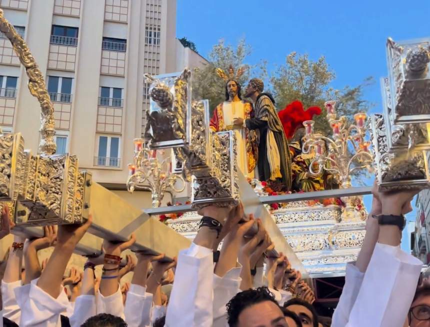 Pulso de los hombres de trono a Prendimiento en la Tribuna de los Pobres de Málaga