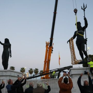 El Puerto de Málaga culmina el montaje de las dos esculturas de Neptuno y Venus