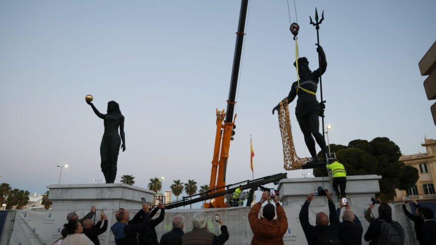 El Puerto de Málaga culmina el montaje de las dos esculturas de Neptuno y Venus