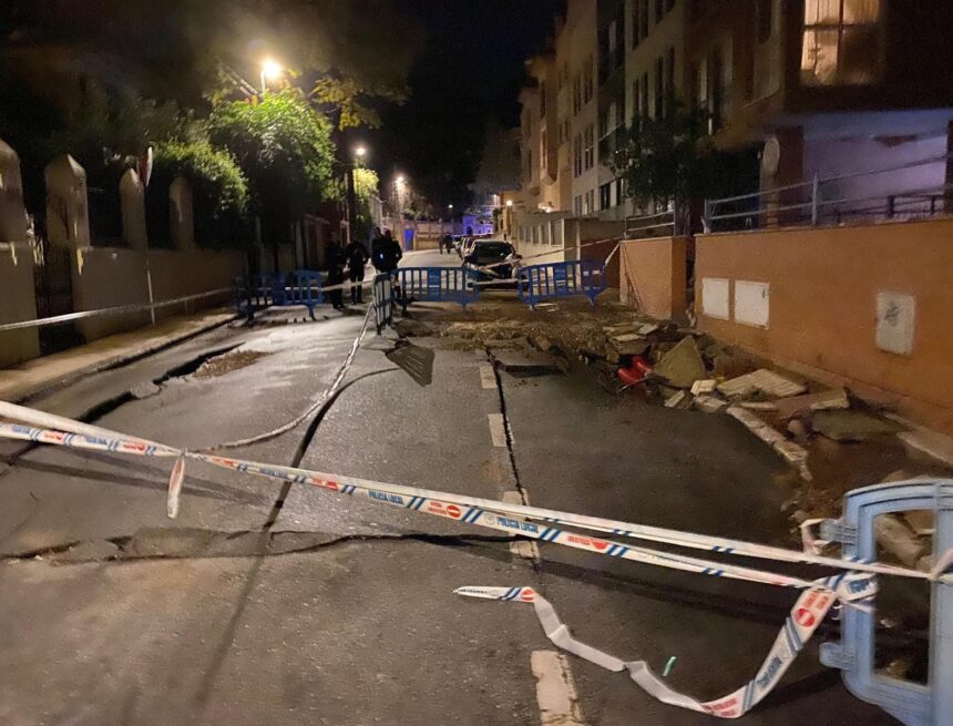 La rotura de la tubería en la Victoria obliga a cambios en el itinerario de los autobuses durante las procesiones La rotura de la tubería en la Victoria obliga a cambios en el itinerario de los autobuses durante las procesiones