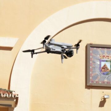 Los 'vigilantes' del cielo de la Semana Santa de Málaga: "El uso de drones nos da una visión global" Los ‘vigilantes’ del cielo de la Semana Santa de Málaga: «El uso de drones nos da una visión global»