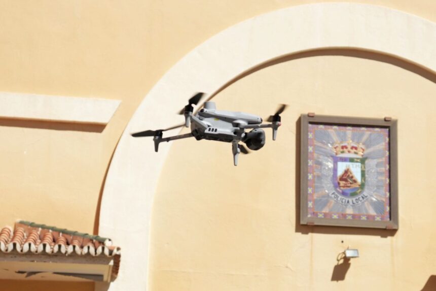 Los ‘vigilantes’ del cielo de la Semana Santa de Málaga: «El uso de drones nos da una visión global»