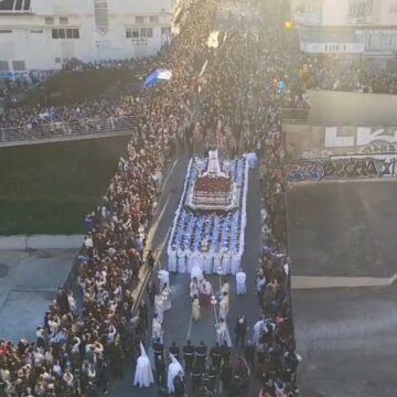 El Cautivo de Málaga camina sobre el puente de la Aurora, ante miles de malagueños El Cautivo de Málaga camina sobre el puente de la Aurora, ante miles de malagueños