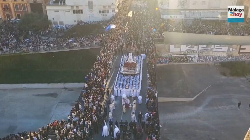 El Cautivo de Málaga camina sobre el puente de la Aurora, ante miles de malagueños