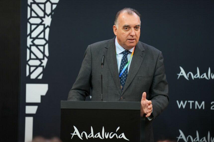 El consejero de Turismo asegura que la Semana Santa está «perdida definitivamente» tras retrasarse el AVE a Málaga