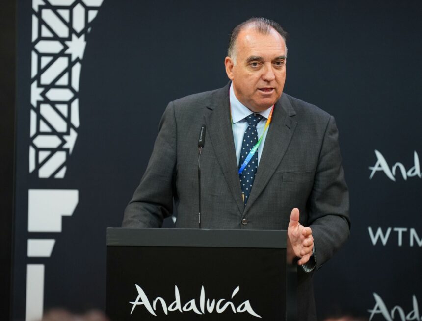 El consejero de Turismo asegura que la Semana Santa está «perdida definitivamente» tras retrasarse el AVE a Málaga