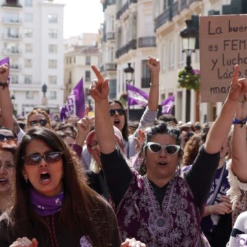 Málaga se tiñe de morado en un 8M que vuelve a llenar las calles