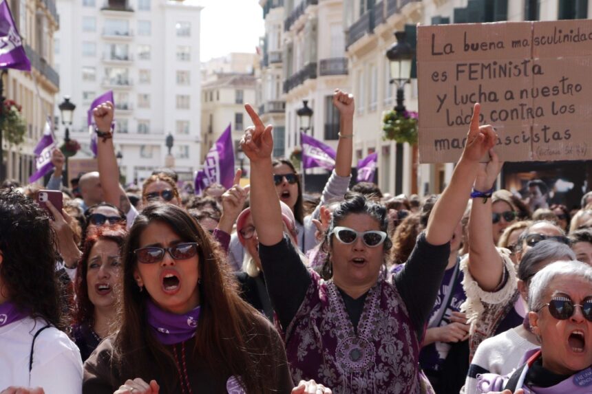 Málaga se tiñe de morado en un 8M que vuelve a llenar las calles
