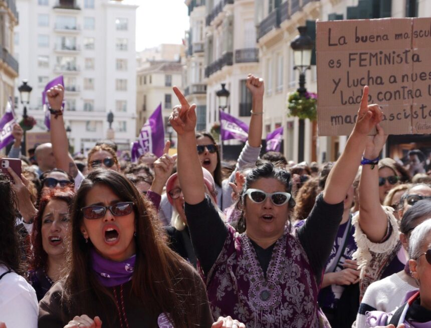 Málaga se tiñe de morado en un 8M que vuelve a llenar las calles
