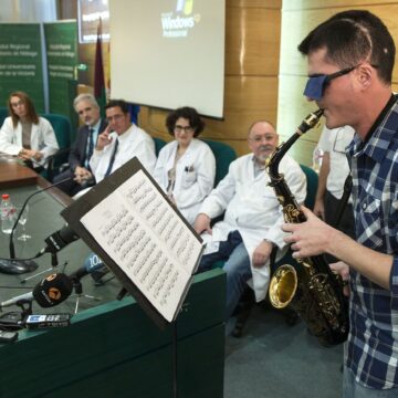 Muere el músico malagueño Carlos Aguilera, símbolo de superación tras tocar el saxo durante una operación cerebral