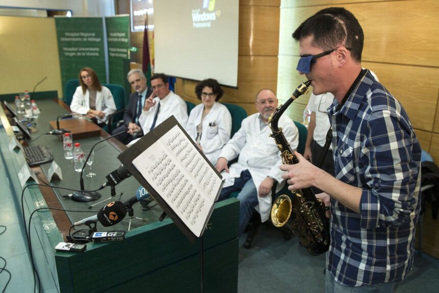Muere el músico malagueño Carlos Aguilera, símbolo de superación tras tocar el saxo durante una operación cerebral