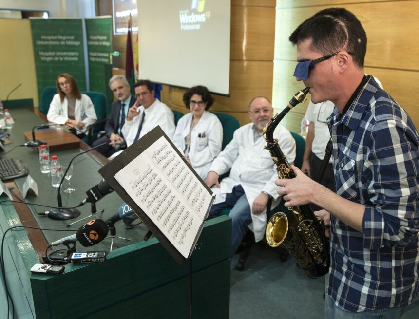 Muere el músico malagueño Carlos Aguilera, símbolo de superación tras tocar el saxo durante una operación cerebral