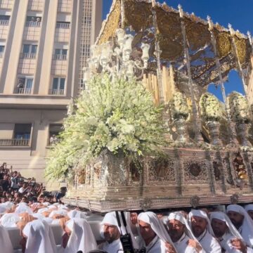La Virgen del Rocío emociona en la Tribuna de los Pobres el Martes Santo de Málaga La Virgen del Rocío emociona en la Tribuna de los Pobres el Martes Santo de Málaga