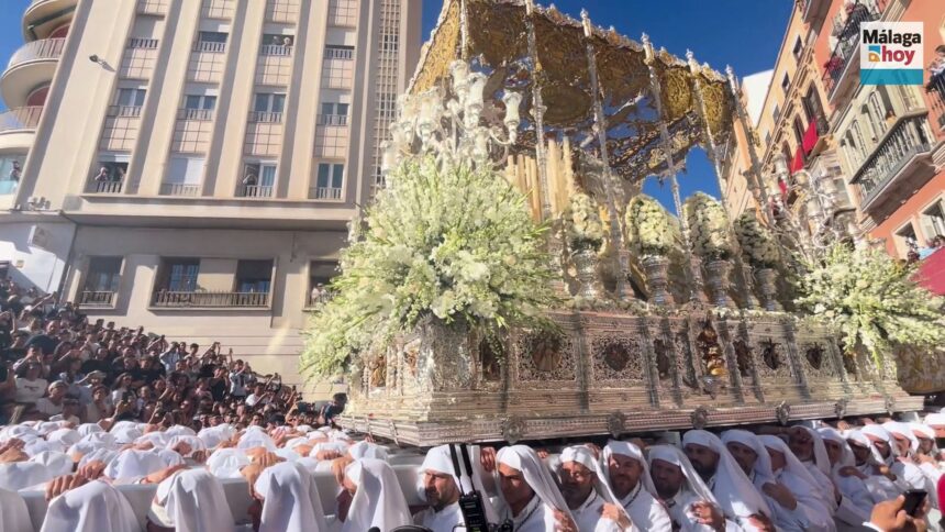 La Virgen del Rocío emociona en la Tribuna de los Pobres el Martes Santo de Málaga