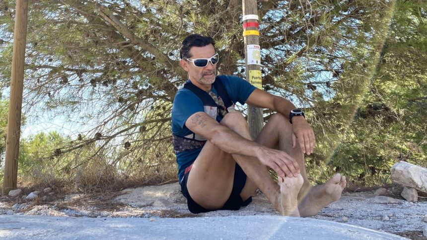 El malagueño que desafía descalzo los picos más altos de Andalucía: «¿De verdad tenemos que encerrar los pies en unos zapatos?»