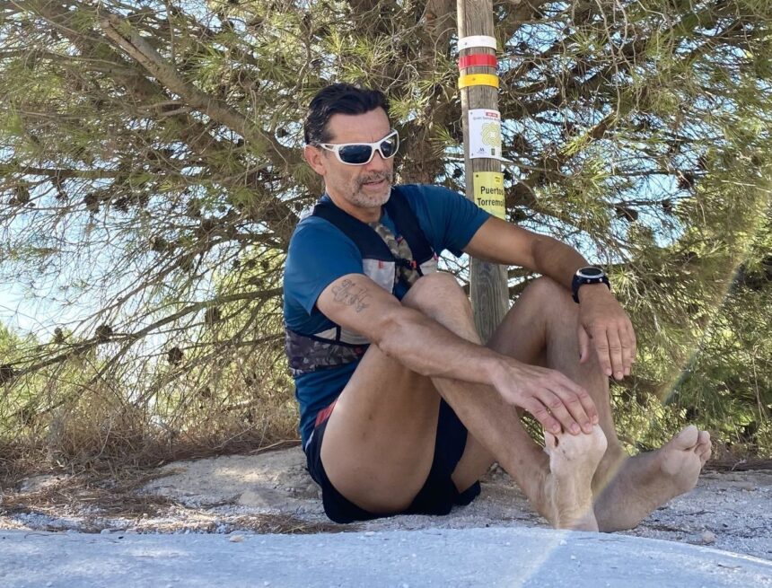 El malagueño que desafía descalzo los picos más altos de Andalucía: «¿De verdad tenemos que encerrar los pies en unos zapatos?»