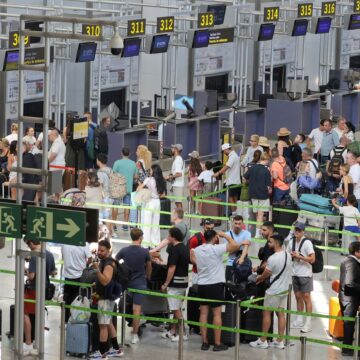 El aeropuerto de Málaga supera los 2 millones de pasajeros por primera vez en marzo aupado por el corte del AVE El aeropuerto de Málaga supera los 2 millones de pasajeros por primera vez en marzo aupado por el corte del AVE
