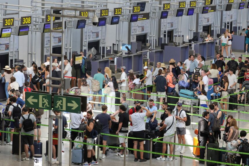 El aeropuerto de Málaga supera los 2 millones de pasajeros por primera vez en marzo aupado por el corte del AVE