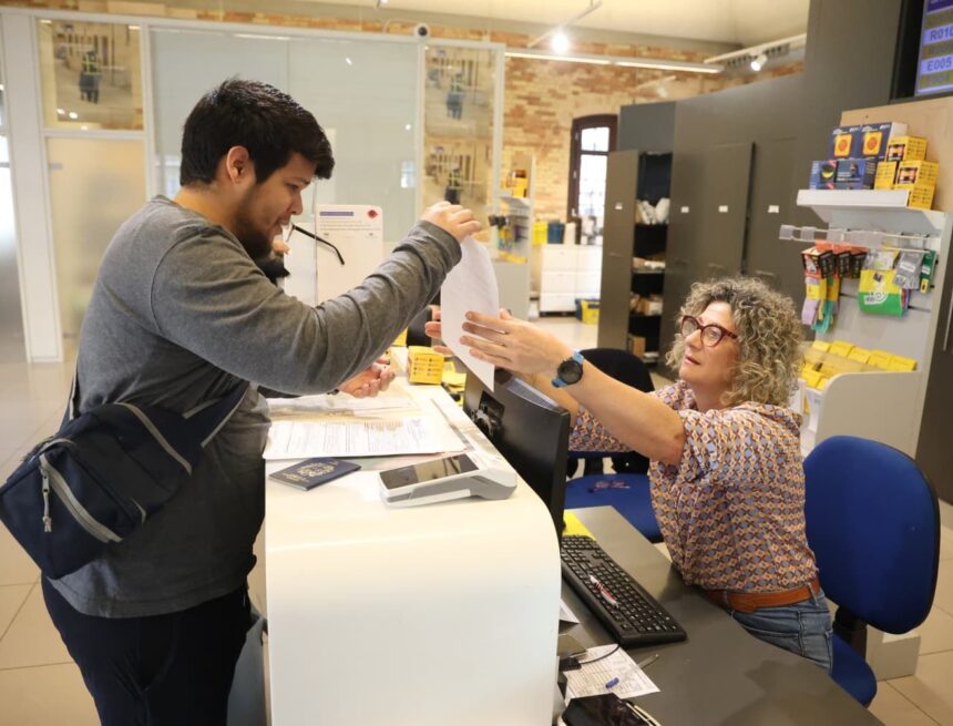 Regularización de inmigrantes en Málaga: "Con la primera nómina, a celebrarlo" Regularización de inmigrantes en Málaga: «Con la primera nómina, a celebrarlo»