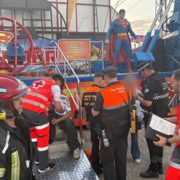 Susto en la Calle del Infierno: el tirachinas de la Feria se rompe y deja a dos niños suspendidos en el aire Susto en la Calle del Infierno: el tirachinas de la Feria se rompe y deja a dos niños suspendidos en el aire