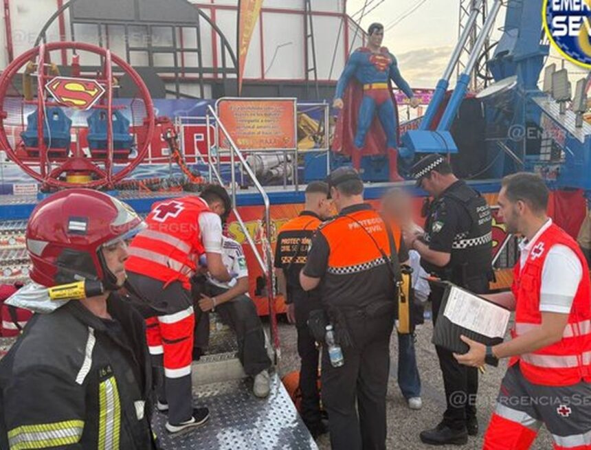 Susto en la Calle del Infierno: el tirachinas de la Feria se rompe y deja a dos niños suspendidos en el aire