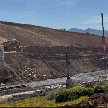 El corte del AVE en Álora a dos semanas de su apertura: el muro ya está casi desmontado El corte del AVE en Álora a dos semanas de su apertura: el muro ya está casi desmontado