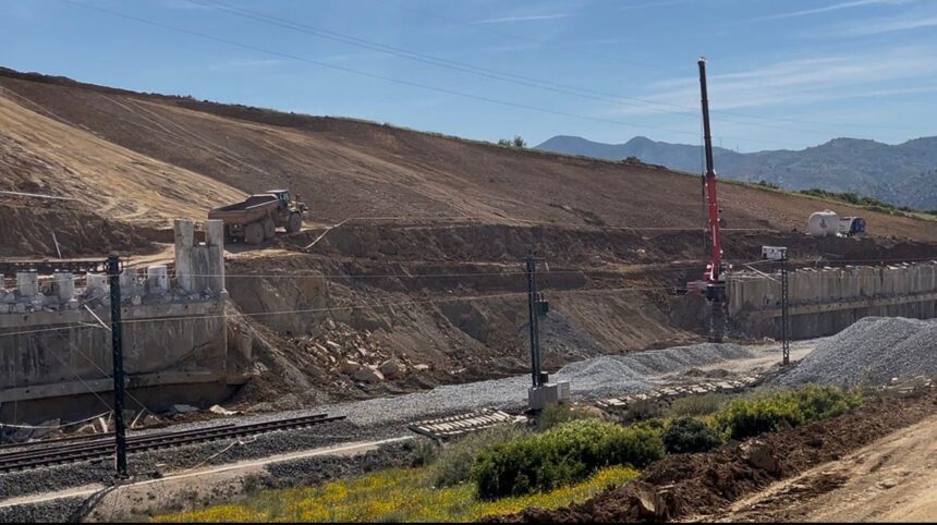 El corte del AVE en Álora a dos semanas de su apertura: el muro ya está casi desmontado