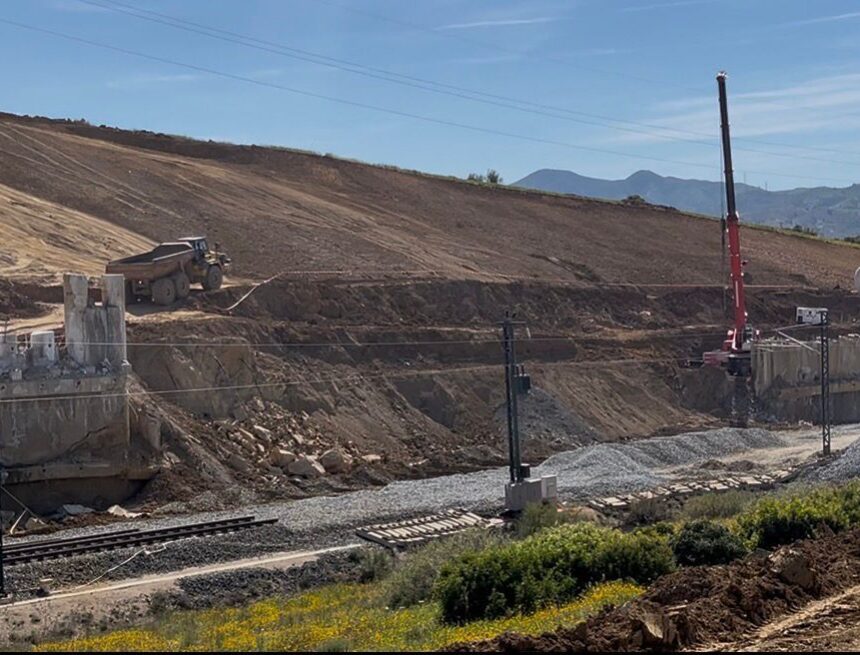 El corte del AVE en Álora a dos semanas de su apertura: el muro ya está casi desmontado El corte del AVE en Álora a dos semanas de su apertura: el muro ya está casi desmontado