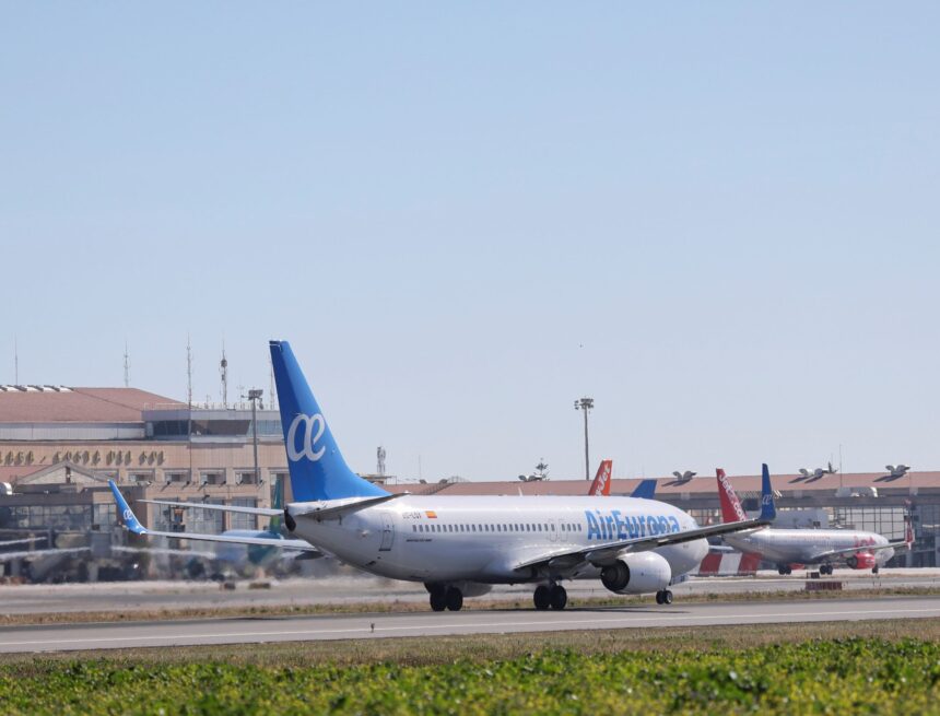 El aeropuerto de Málaga gana 26.000 pasajeros a Madrid en marzo por el corte del AVE El aeropuerto de Málaga gana 26.000 pasajeros a Madrid en marzo por el corte del AVE