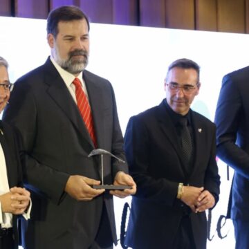 Rincón de la Victoria reconoce con el Boquerón de Plata a los hermanos Reyes Rincón de la Victoria reconoce con el Boquerón de Plata a los hermanos Reyes