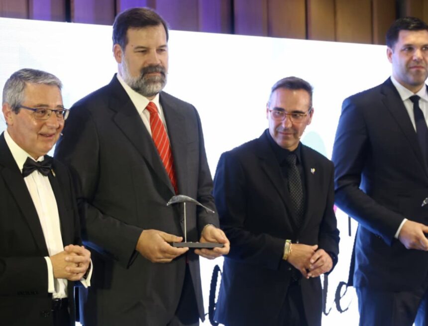 Rincón de la Victoria reconoce con el Boquerón de Plata a los hermanos Reyes Rincón de la Victoria reconoce con el Boquerón de Plata a los hermanos Reyes