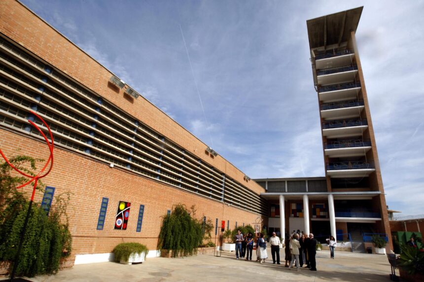 Presos se cruzan mensajes enrollados en pilas para cerrar ‘negocios’ en la cárcel de Alhaurín de la Torre