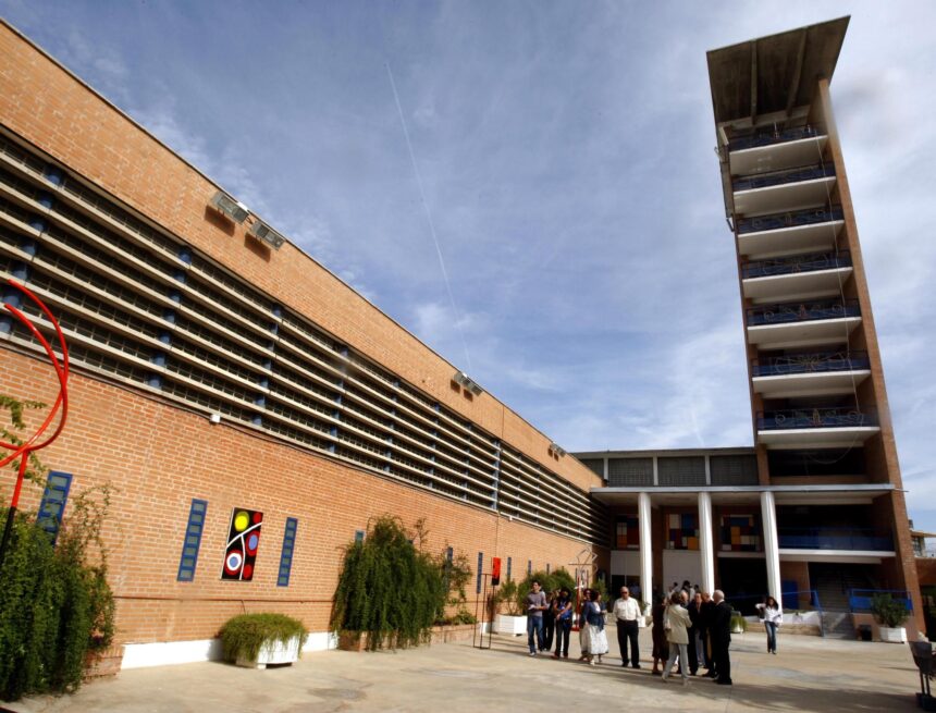 Presos se cruzan mensajes enrollados en pilas para cerrar ‘negocios’ en la cárcel de Alhaurín de la Torre