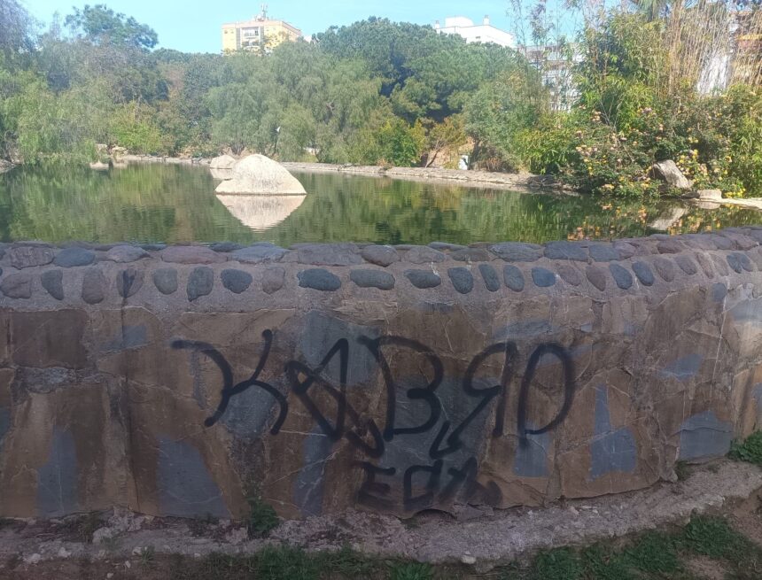 A la caza de 'Kabro', el grafitero que inunda con su firma Marbella: "Ensucia sin límites éticos" A la caza de ‘Kabro’, el grafitero que inunda con su firma Marbella: «Ensucia sin límites éticos»