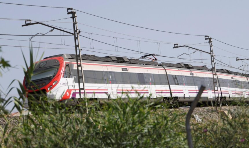 Adif prevé el corte del Cercanías entre Málaga y Fuengirola seis meses desde finales de 2027 Adif prevé el corte del Cercanías entre Málaga y Fuengirola seis meses desde finales de 2027
