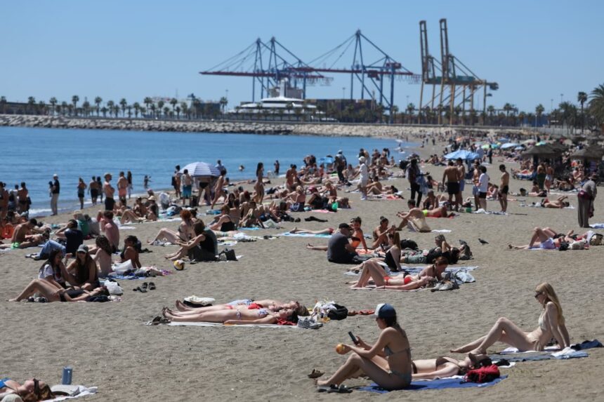 Abril adelanta el verano en Málaga, con playas llenas y más de 28 grados