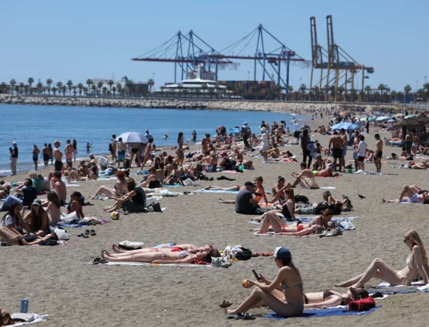 Abril adelanta el verano en Málaga, con playas llenas y más de 28 grados Abril adelanta el verano en Málaga, con playas llenas y más de 28 grados