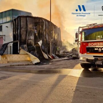 Un incendio afecta a cinco naves del polígono industrial de Cajiz Un incendio afecta a cinco naves del polígono industrial de Cajiz