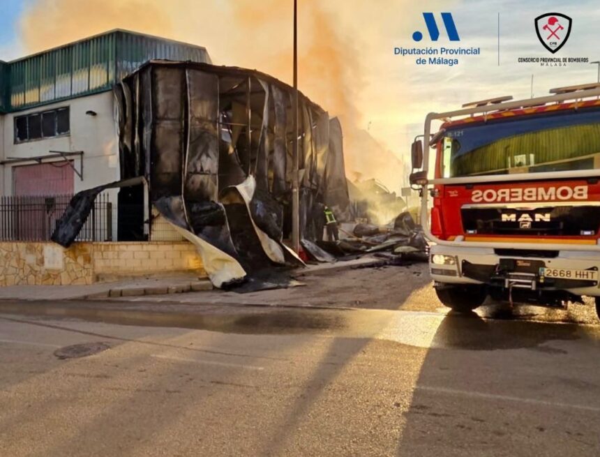Un incendio afecta a cinco naves del polígono industrial de Cajiz Un incendio afecta a cinco naves del polígono industrial de Cajiz