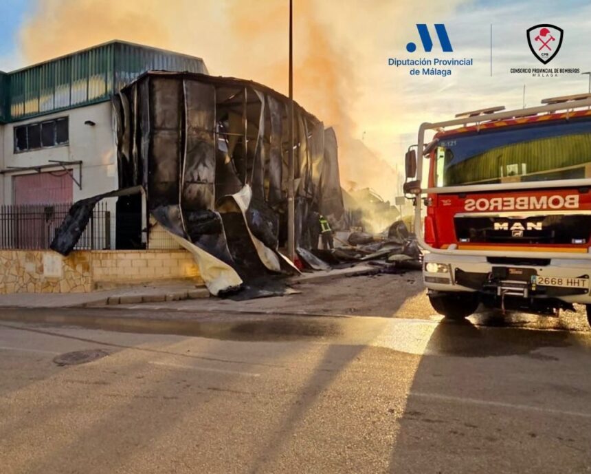Un incendio afecta a cinco naves del polígono industrial de Cajiz