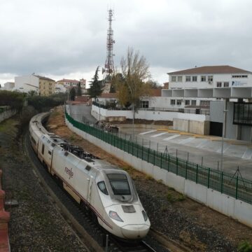 Los trenes entre Antequera y Algeciras no circularán hasta final del verano Los trenes entre Antequera y Algeciras no circularán hasta final del verano