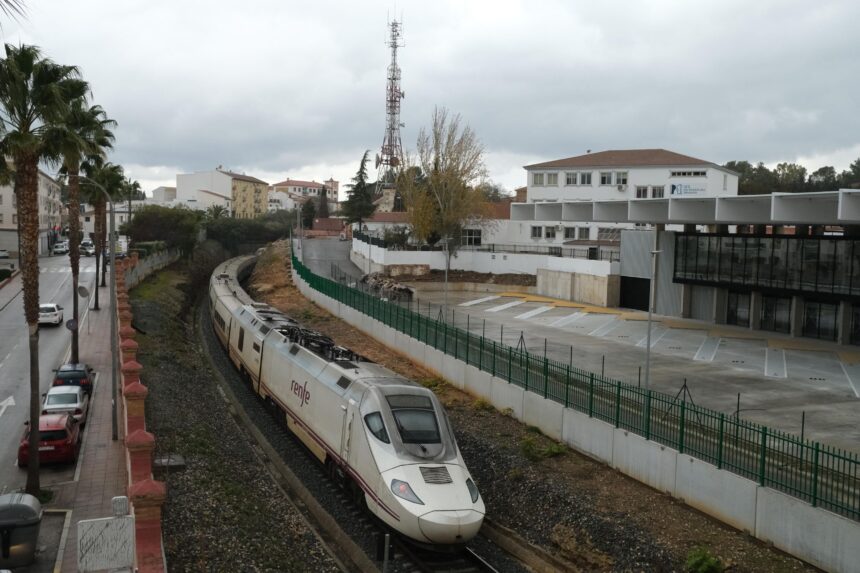 Los trenes entre Antequera y Algeciras no circularán hasta final del verano