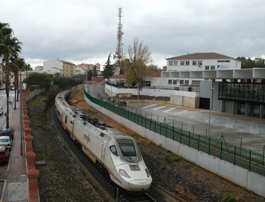 Los trenes entre Antequera y Algeciras no circularán hasta final del verano Los trenes entre Antequera y Algeciras no circularán hasta final del verano