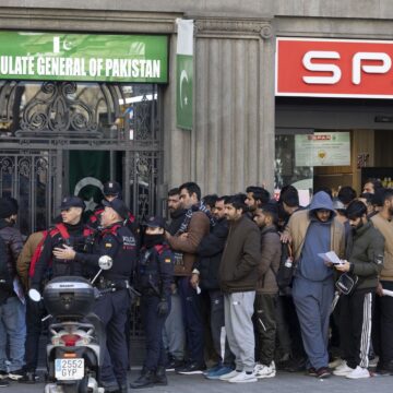 El Gobierno aprueba la regularización de migrantes, que exige carecer de antecedentes El Gobierno aprueba la regularización de migrantes, que exige carecer de antecedentes