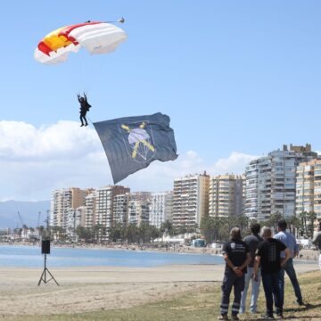 La exhibición de saltos de la Brigada de los Paracaidistas en La Caleta de Málaga, en imágenes