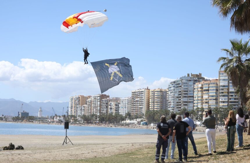La exhibición de saltos de la Brigada de los Paracaidistas en La Caleta de Málaga, en imágenes