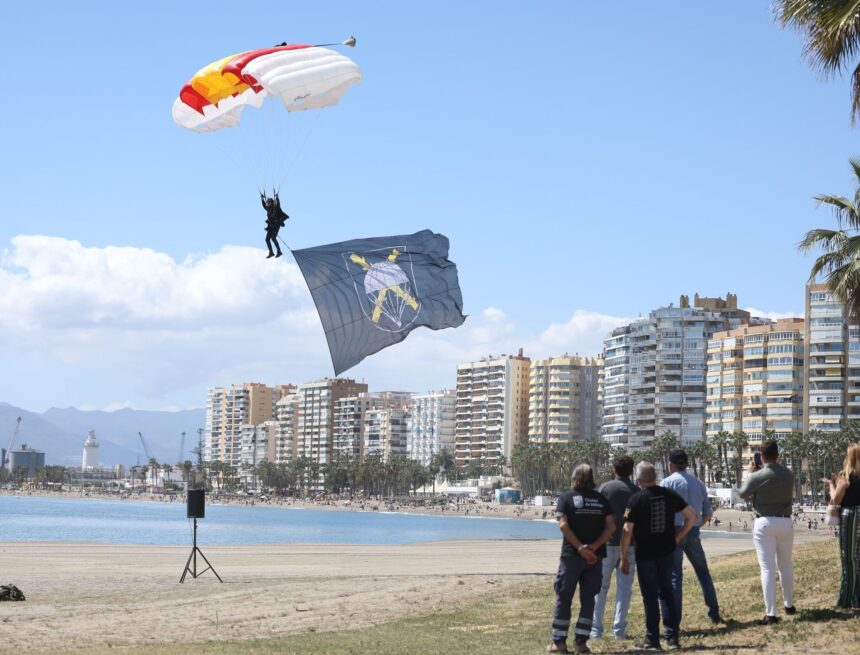 La exhibición de saltos de la Brigada de los Paracaidistas en La Caleta de Málaga, en imágenes