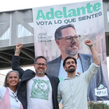 Adelante Andalucía enarbola la bandera para llamar al pueblo andaluz a «votar lo que siente» y dar «un golpe en la mesa»