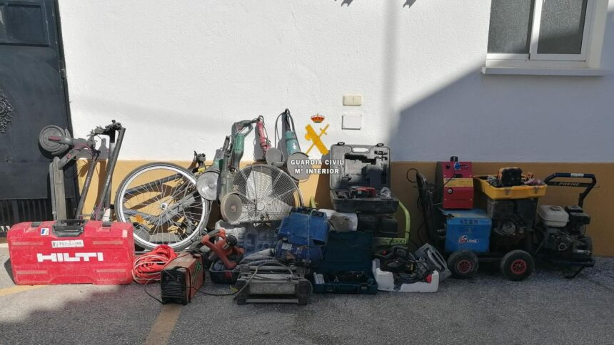 La Guardia Civil detiene en Mijas a cinco personas de un red dedicada al robo de maquinaria industrial