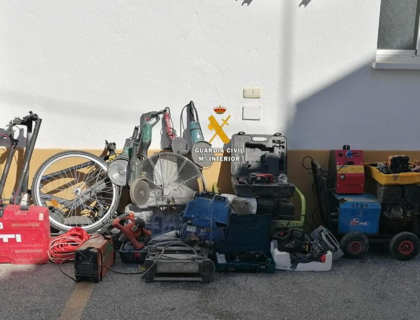 La Guardia Civil detiene en Mijas a cinco personas de un red dedicada al robo de maquinaria industrial La Guardia Civil detiene en Mijas a cinco personas de un red dedicada al robo de maquinaria industrial